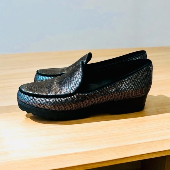 Donald Pliner women’s size 9 lug sole loafers -
Black and gunmetal gray. - Picture 2 of 4